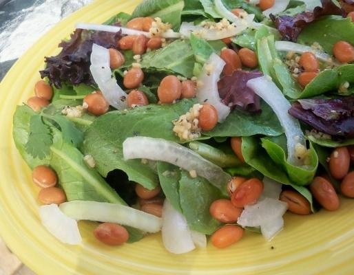 verduras e salada de feijão branco com alho