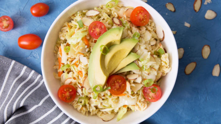 salada de ramen asiático