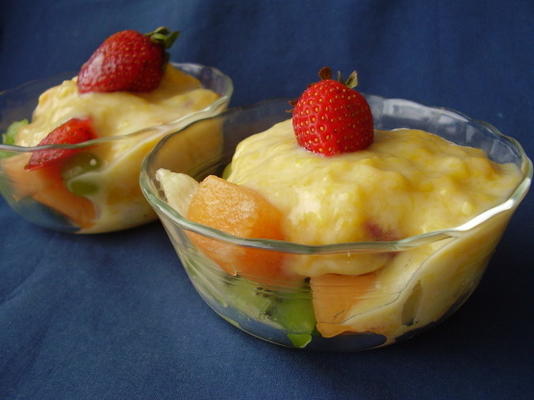 mistura de frutas frescas com iogurte de manga e mel