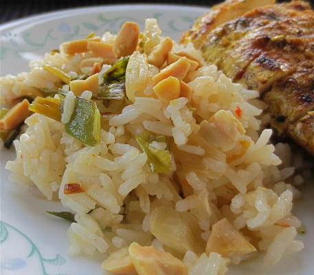 arroz de jasmim com cebola verde caramelizada