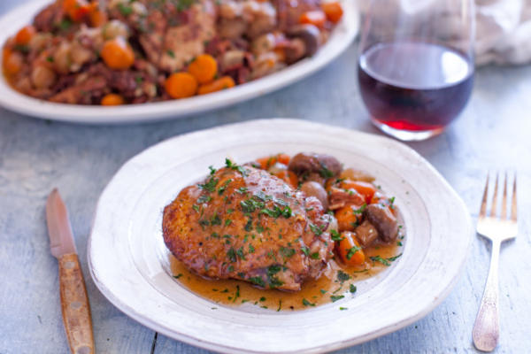 pote de barro coq au vin