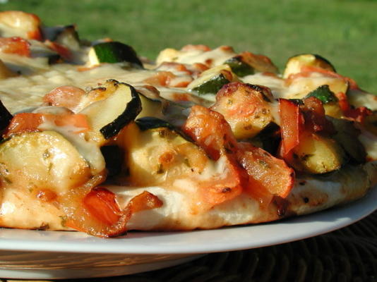 Abobrinha e tomate fresco pizza com fontina
