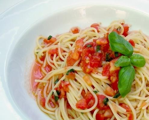 espaguete com tomate fresco e manjericão