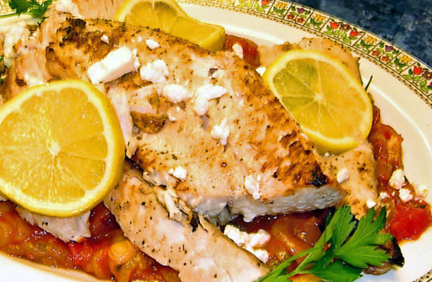mahi-mahi grelhado com tomate e queijo feta salsados