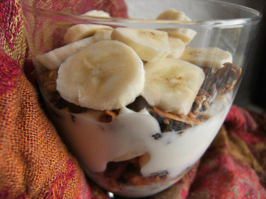 iogurte, granola e banana