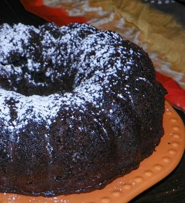 Bolo de chocolate escuro rico e úmido (usa mistura de bolo)