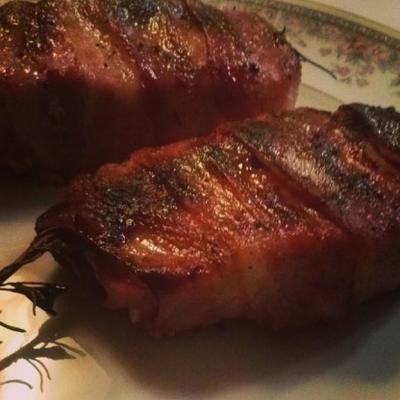 bacon envolto costeletas de porco com molho de churrasco