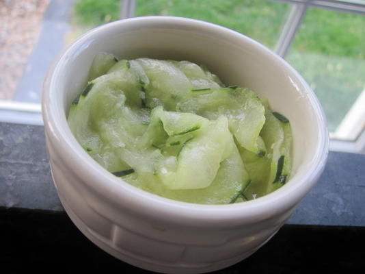 kiyuri namasu (salada de pepino)