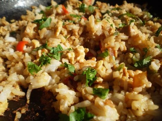 arroz frito de manjericão picante tailandês