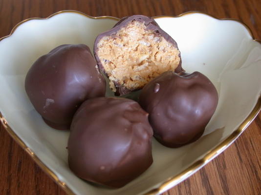 bolas de chocolate com manteiga de amendoim