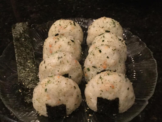 onigiri (bolinhos de arroz japoneses)