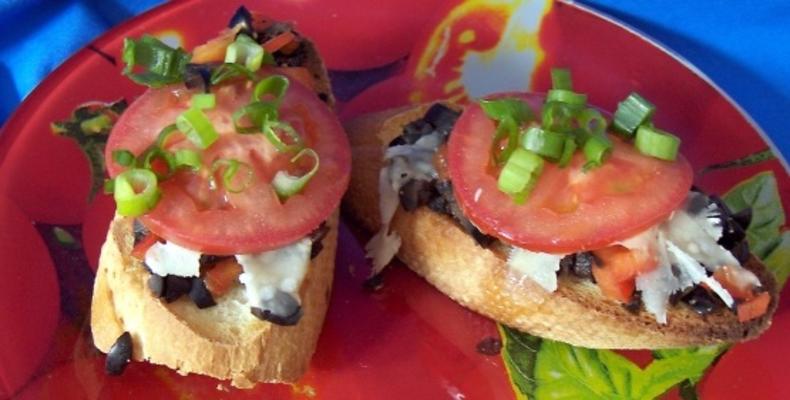 kalamata e tomate crostini