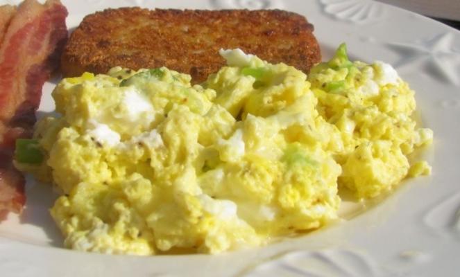 Perfeito microwaved ovos mexidos e queijo para um.