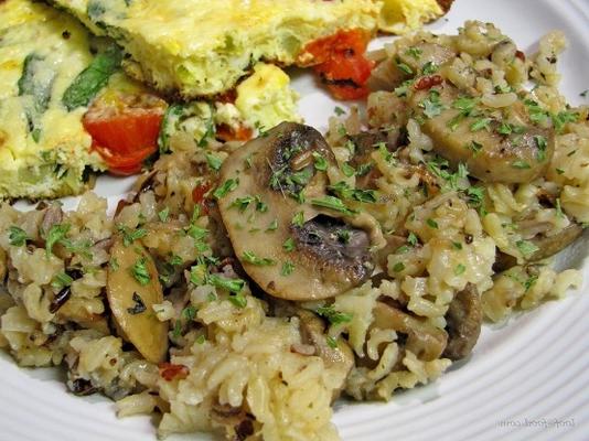 arroz selvagem e caçarola de cogumelos