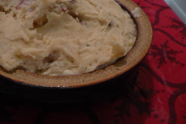 pote de barro alho esmagado batatas vermelhas