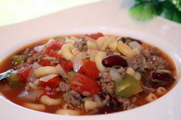 Sopa de carne, feijão e tomate