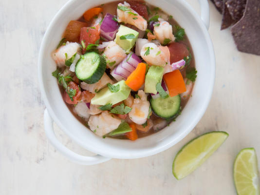 ceviche de camarão com abacate