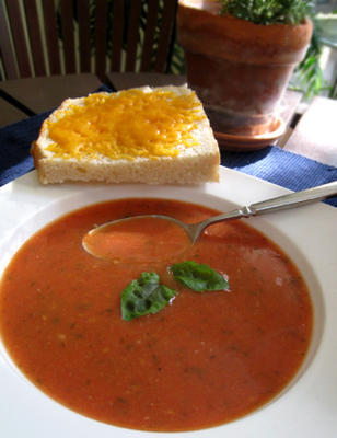 sopa de tomate-manjericão caseiro com torradas de queijo
