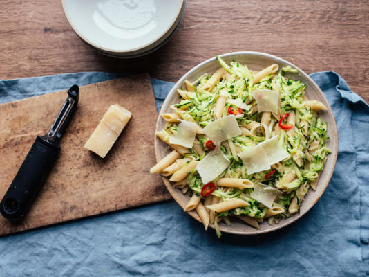 pasta de courgette / abobrinha com pimentão, alho e queijo parmesão