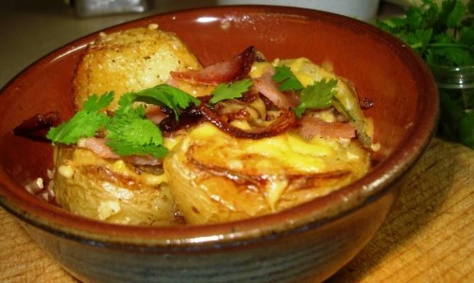 batatas assadas com bacon, queijo e salsa