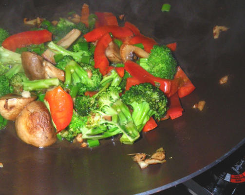 brócolis 'n pimentas vermelhas mexa frito
