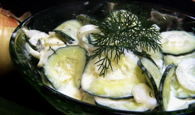 salada de pepino deli alemão (gurkensalat)