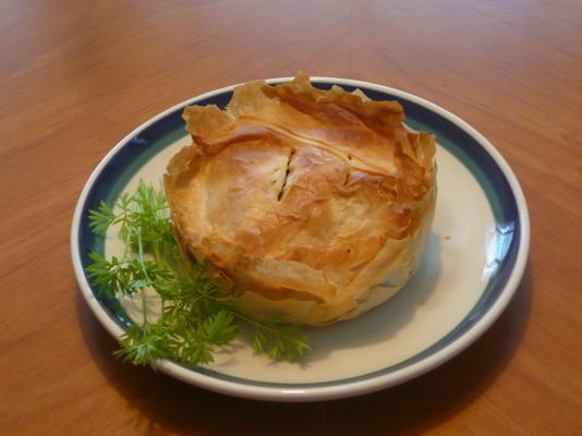 kreatopita (torta de carne grega com massa folhada)