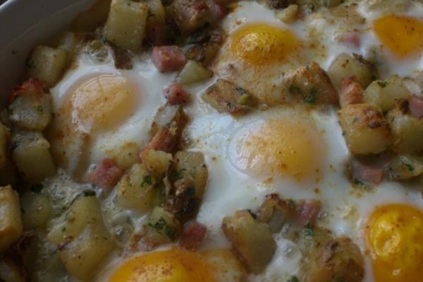 brie assado, batatas, fiambre e ovos