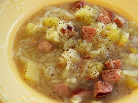 polonês salsicha e sopa de repolho / panela de barro