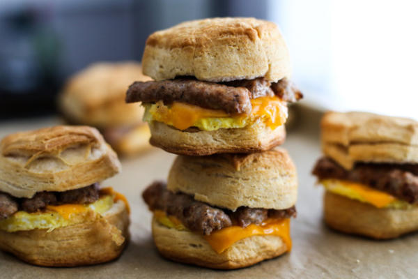 mini-salsicha e queijo sanduíches de biscoito de pequeno-almoço