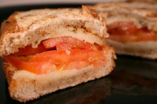 sanduíche de provolone grelhado, tomate e orégano