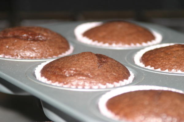 bolo de maionese de chocolate profundo úmido (ou cupcakes)