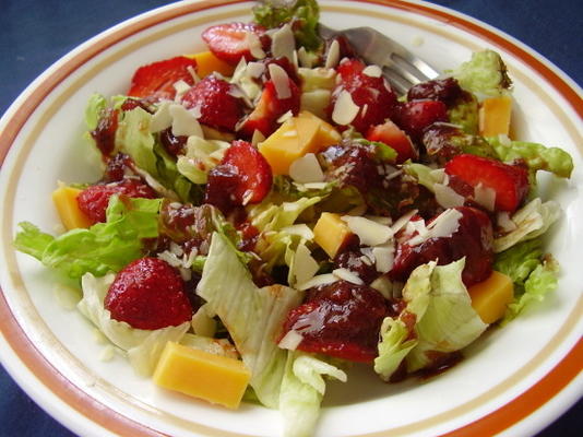 salada verde com vinagrete balsâmico de morango