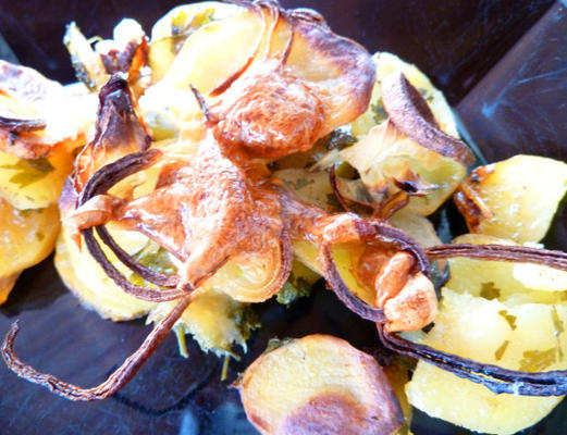 batatas e cebolas queijo para o grill