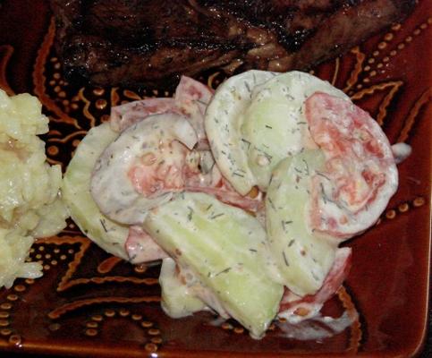 salada de tomate, cebola e pepino rápida e fácil