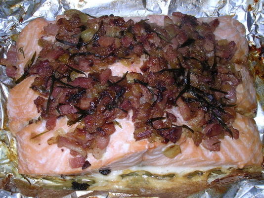 salmão assado com estragão e bacon