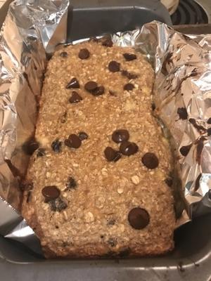 barras saudáveis ​​da farinha de aveia da banana da manteiga de amendoim