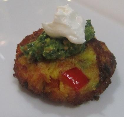 bolos de batata indiana (aloo tikki) com iogurte de chutney de coentro