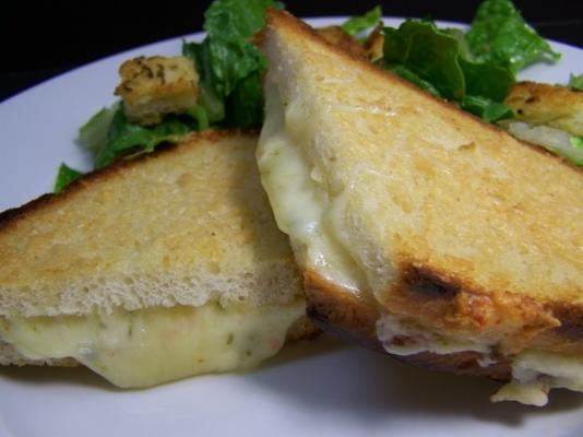 sanduíche de queijo grelhado em crosta de parmesão