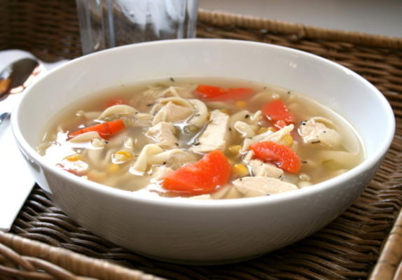 laura faz cócegas no seu paladar sopa de macarrão de galinha