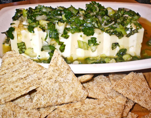 bloco de queijo cheddar marinado