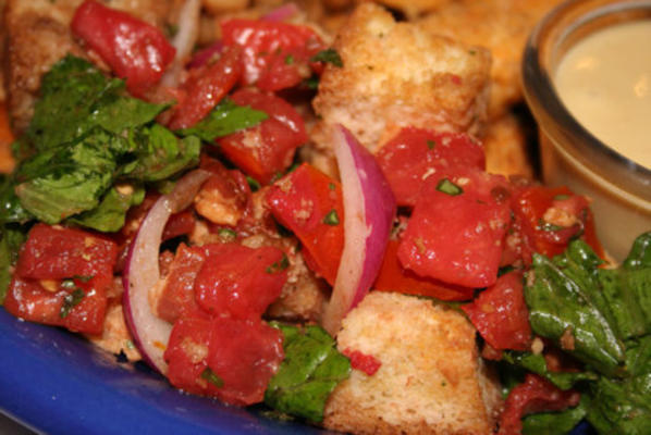 salada de panzanella com bacon, tomate e manjericão