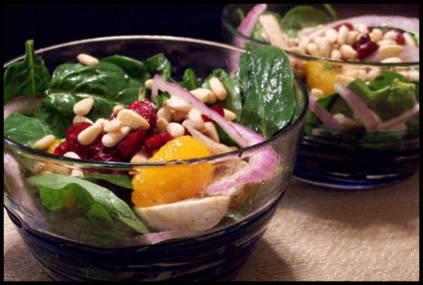 salada de espinafre, cogumelo e cebola roxa