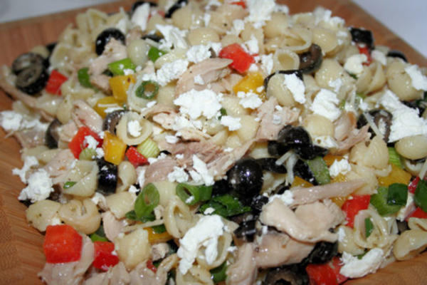 salada de massa de frango em estilo grego