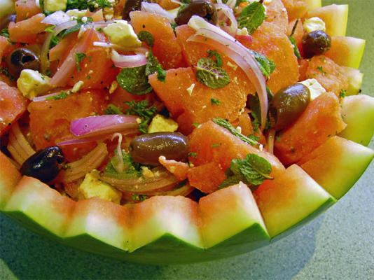 salada de melancia, queijo feta e azeitona preta