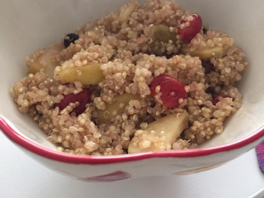 café da manhã quinoa quente com frutas
