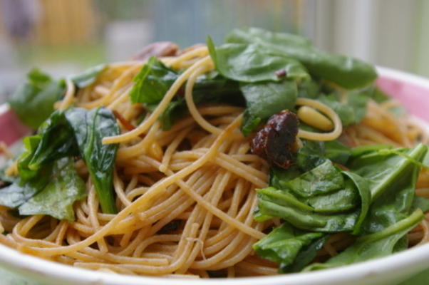 linguine de limão com espinafre e presunto crocante