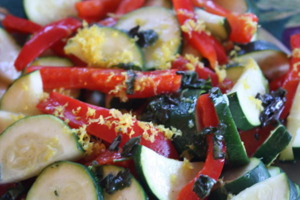 salada de abobrinha e pimenta vermelha (grécia)
