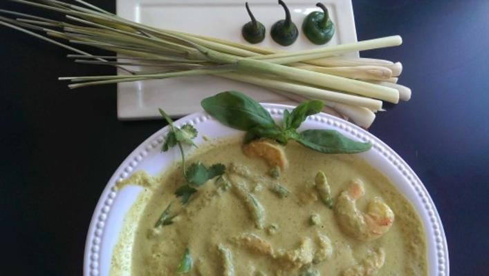 camarão e coco curry com feijão verde