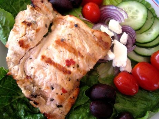 salada grega com orégano frango marinado